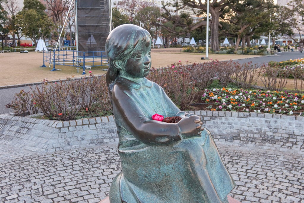 山下公園 紅鞋女孩雕像的側面