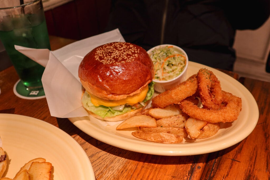 橫濱 codies 漢堡 加價升級迷你沙拉＆洋蔥圈套餐