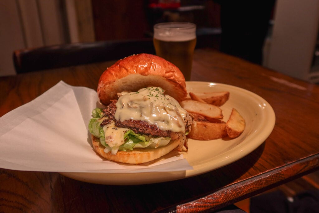 橫濱 codies 漢堡 洋蔥蘑菇牛肉漢堡