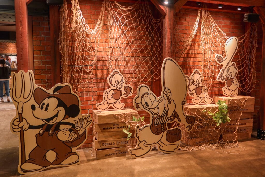 橫濱紅磚倉庫 Disney HARVEST MARKET by CAFE COMPANY 米奇＆唐老鴨打卡佈置